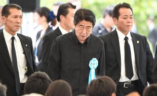 Le Premier ministre japonais Shinzo Abe le 23 juin 2015 à Okinawa