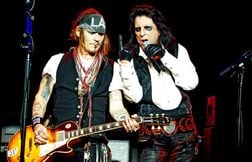 Johnny Depp et Alice Cooper rendent hommage sur scène à Ozzy Osbourne