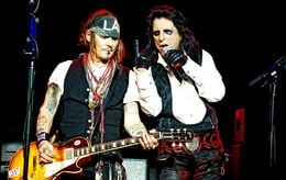Johnny Depp et Alice Cooper rendent hommage sur scène à Ozzy Osbourne