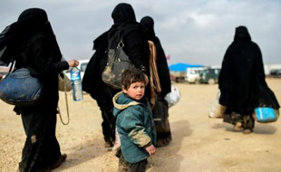 Des réfugiés syriens ayant fui les combats à Alep attendent à proximité de la ville d'Azaz, près de la frontière turque, le 6 février 2016