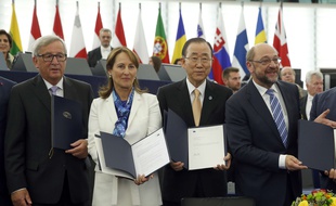 Jean-Claude Junker, Ségolène Royal, Ban Ki-moon et Martin Schulz (de gauche à droite), lors de la ratification par l'Union européenne de l'accord de Paris sur le climat.