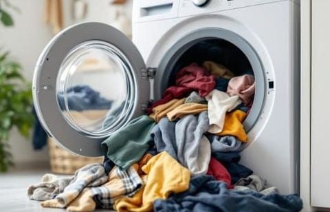 Votre linge ressort mal lavé ? Voici le coupable insoupçonné qui va aussi vous coûter votre machine !