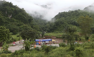 Les secours sont placés à proximité de l'entrée de la grotte en Thaïlande, le 10 juillet.