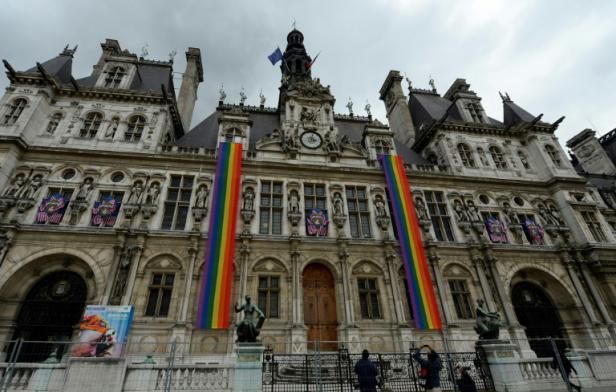 La mairie de Paris aux couleurs des drapeaux américain et de la communauté LGBT, le 13 juin 2016 (Illustration).