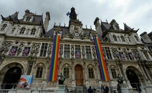 La mairie de Paris aux couleurs des drapeaux américain et de la communauté LGBT, le 13 juin 2016 (Illustration).