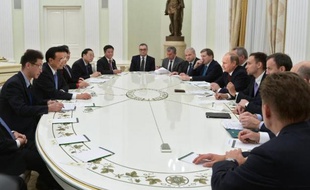 Le président Vladimir Poutine (d) en réunion avec le Premier ministre chinois Li Keqiang (2e g) au Kremlin à Moscou le 14 octobre 2014