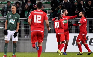 Kévin Monnet-Paquet (à gauche) et les Stéphanois ont reçu une énorme claque face à Dijon (3-6), mercredi en 16es de finale de Coupe de France. JEAN-PHILIPPE KSIAZEK