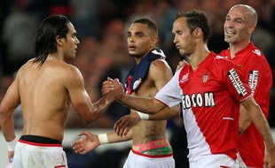 Les Monégasques Radamel Falcao et Ricardo Carvalho se félicitent après le match nul à Paris le 22 septembre 2013.