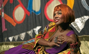 China Moses incarne Sally Bowles, danseuse au Kit Kat Klub.