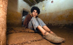 Photographiée le 15 novembre 2014, Soukaina B., qui souffre de troubles psychiques, est le plus souvent enchaînée à un poteau, à même le sol, dans la région de Ben Slimane (centre du Maroc)