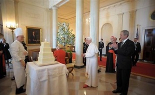 Accueilli avec les honneurs militaires, Benoît XVI, qui fêtait mercredi son 81e anniversaire a assisté en souriant à la parade offerte par des soldats en uniforme de la guerre d'indépendance et s'est franchement déridé en écoutant la fanfare jouer "Happy Birthday to you".