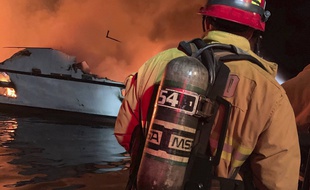 Un violent incendie s'est déclaré à bord d'un bateau de tourisme en Californie, le 2 septembre 2019.