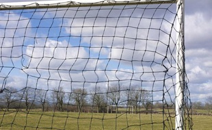 Illustration d'une cage de but sur un terrain de football.