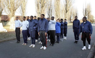 Lever à 6h00, port de l'uniforme, internat : à l'Etablissement public d'insertion de la Défense (Epide) de Brétigny-sur-Orge (Essonne), des jeunes en difficulté consentent à une stricte discipline pour "rebondir" et s'insérer, une "dernière chance" pour certains.