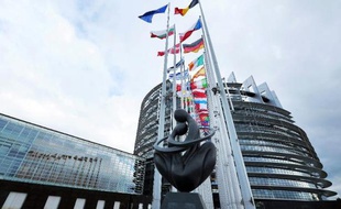 Le 12 octobre 2012, la sculpture "Europe à Coeur" réalisée par Ludmila Tcherina devant le parlement européen à Strasbourg, dans l'est de la France