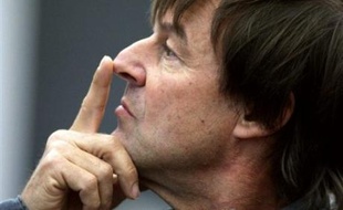 "Il y a des gens en France qui n'ont toujours pas visualisé la contrainte majeure devant nous -la survie de la planète- qui nous oblige à trouver des solutions", tempêtait samedi l'animateur de télévision Nicolas Hulot, "père spirituel" du Grenelle, dans un entretien à Libération.