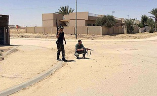 Des combattants sunnites montent la garde pour protéger les quartier contre Daesh, dans la ville d'al-Baghdadi, à l'ouest de Ramadi, le 16 mai 2015.