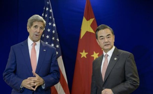 Le Secrétaire d'Etat américain John Kerry et son homologue chinois Wang Yi lors d'un entretien le 5 août 2015 à Kuala Lumpur