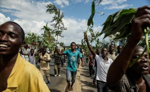 Des Burundais manifestent leur joie dans Bujumbura après l'annonce du coup d'Etat le 13 mai 2015