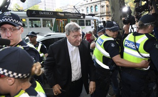 Le cardinal George Pell arrive, mardi 1er mai 2018, à la cour de Melbourne où il est jugé pour agressions sexuelles