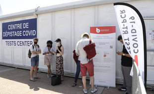 Un centre de dépistage du Covid-19 à proximité du festival de Cannes.