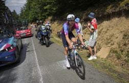 En pleine étape, Michael Woods a repeint les toilettes d’un camping-car