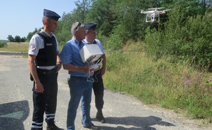 Un pilote de la préfecture contrôle le drone tandis qu'un agent assermenté observe les éventuelles infractions.