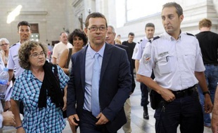 L'ancien urgentiste Nicolas Bonnemaison (c) arrive au tribunal de Pau le 12 juin 2014