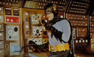 Adam West dans le rôle de Batman en 1966