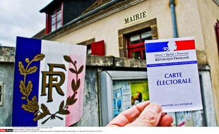 Carte d'électeur et panneau qui indique une mairie en campagne sarthoise, Sainte-Sabine, le 10 février 2014.