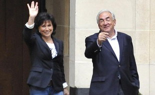 Anne Sinclair et Dominique Strauss-Kahn à leur arrivée à leur domicile, place de Vosges, dans le 4e arrondissement de Paris, dimanche 4 septembre 2011.