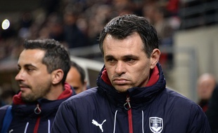 Willy Sagnol fait la moue alors que son équipe des Girondins de Bordeaux encaisse une nouvelle large défaite (1-4) à Reims, le 27 février 2016.