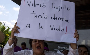 Des manifestants réclament justice, ce mercredi 26 avril 2017, pour Vilma Trujillo brûlée vive lors d'un exorcisme par un pasteur et ses frères. Le pasteur et ses complices sont jugés depuis le début de la semaine pour enlèvement et assassinat.