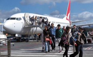 Des passagers débarquent d'un avion de la compagnie australienne Qantas, le 24 août 2014 à l'aéroport de Coolangatta, en Australie