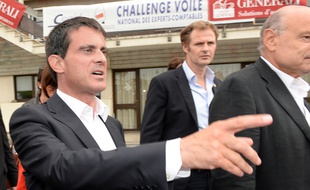Manuel Valls fait bonne figure, mais il a été copieusement critiqué durant l'université d'été du PS à La Rochelle.