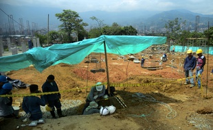 Un archéologue sur un site où ont été découvertes des tombes vieilles de plus de 2.000 ans à Itaguï, en Colombie, le 2 juin 2016.