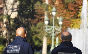 Des agents municipaux desespaces verts au Jardin des Plantes.. Toulouse, FRANCE-9/12/13