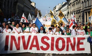 Des milliers de partisans de la Ligue du Nord, parti régionaliste et anti-immigrés, manifestent le 18 octobre 2014 à Milan pour exiger la fin de l'opération de secours des migrants en Méditerranée
