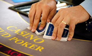 L'école de croupiers de Bordeaux au centre de formation Cerus Casino Academy, le 28 novembre 2012.