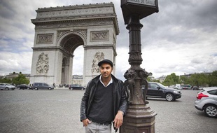 Paris, Le 29 mai 2012. Florian Anselme, auteur du livre - La vie cachee des Champs-Elysees - fait le tour des points chauds du - triangle d'or -.