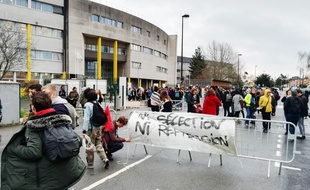 Manifestations devant le lycée Jean-Perrin à Rezé, vendredi 7 décembre 2018..