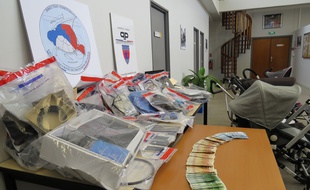 Des poussettes, des armes et de l'argent en liquide ont été saisis lors de l'interpellation