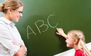 Illustration d'une enseignante faisant classe en primaire.