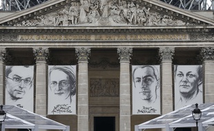 Les portraits de Jean Zay, Genevieve de Gaulle-Anthonioz, Pierre Brossolette et Germaine Tillion, sont affichés sur la façade du Panthéon, à Paris, le 26 mai 2015.