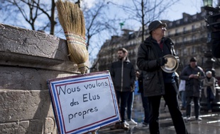 Un balai et des casseroles, place de la République à Paris, le 5 mars 2017.
