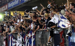 Les supporters parisiens au stade de la Mosson à Montpellier, lors du match Montpellier - PSG du 8 août 2009.