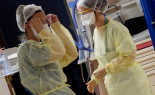 Du personnel hospitalier soignant des malades du Covid-19, au CHU de Nantes.