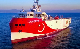 La navire sismique turc Oruc Reis près de l'île grecque Kastellorizo.