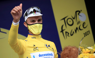 La victoire d'étape à Landerneau et le maillot jaune. Julian Alaphilippe démarre le Tour de France sur les chapeaux de roue.