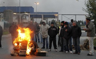 Blocage devant la raffinerie de Grandpuits (Essonne) le 17 octobre 2010.